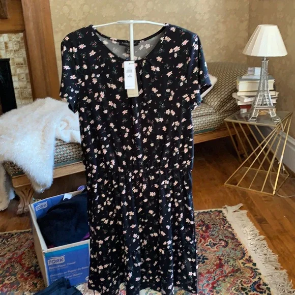 Brand new with tags banana republic tie waist dress. Retail 135 - Picture 1 of 6